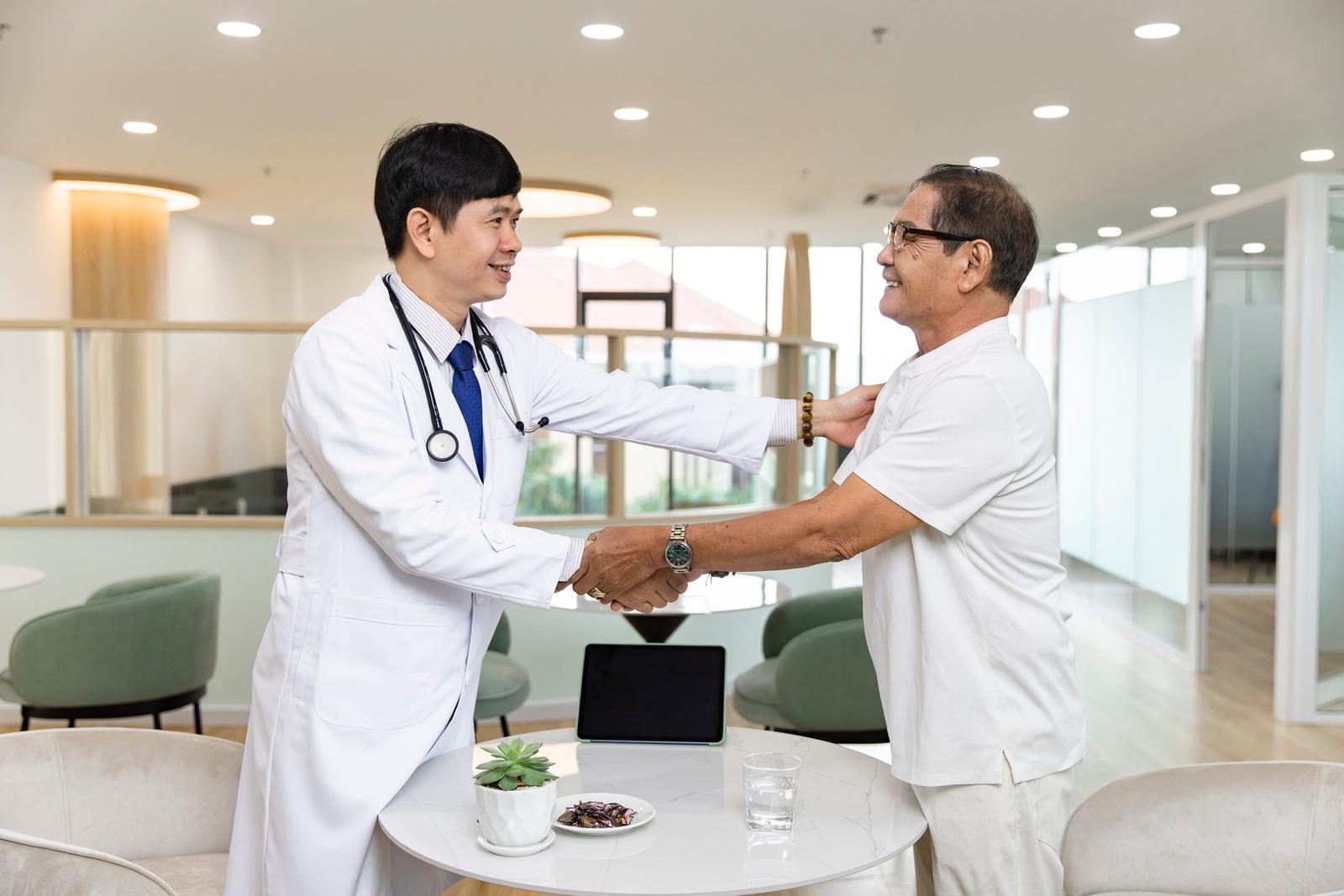 Giá Khám Tổng Quát Cho Người Cao Tuổi: Đầu Tư Bao Nhiêu Cho Sức Khỏe Chuẩn Mỹ?