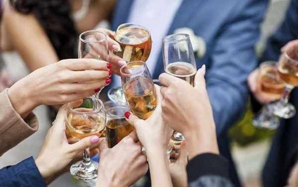 Khám Sức Khỏe Cuối Năm: Đừng Để Mùa Tiệc Tùng Biến Thành Mùa Cơ Thể Kêu Cứu Khám Sức Khỏe Cuối Năm: Đừng Để Mùa Tiệc Tùng Biến Thành Mùa Cơ Thể Kêu Cứu